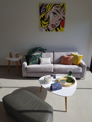 Smart-tv, een dvd-speler, boeken en een stereo