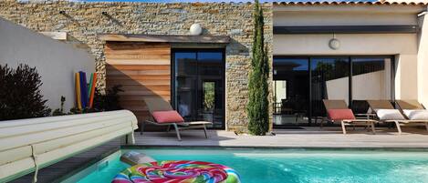 Een buitenzwembad, een verwarmd zwembad