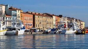 A waterfront marina with various boats docked, surrounded by colorful buildings. - Top floor apartment in Sète for 6 people (Sète)
