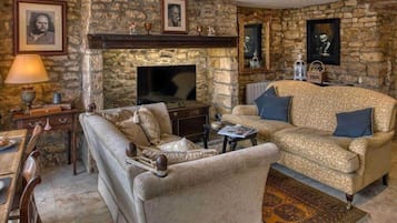 TV, fireplace, offices