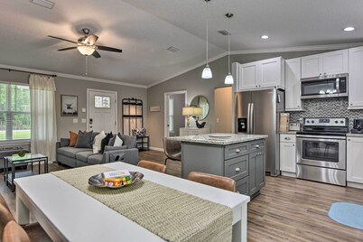Serene Live Oak Home w/ Fire Pit by River + SOSMP!