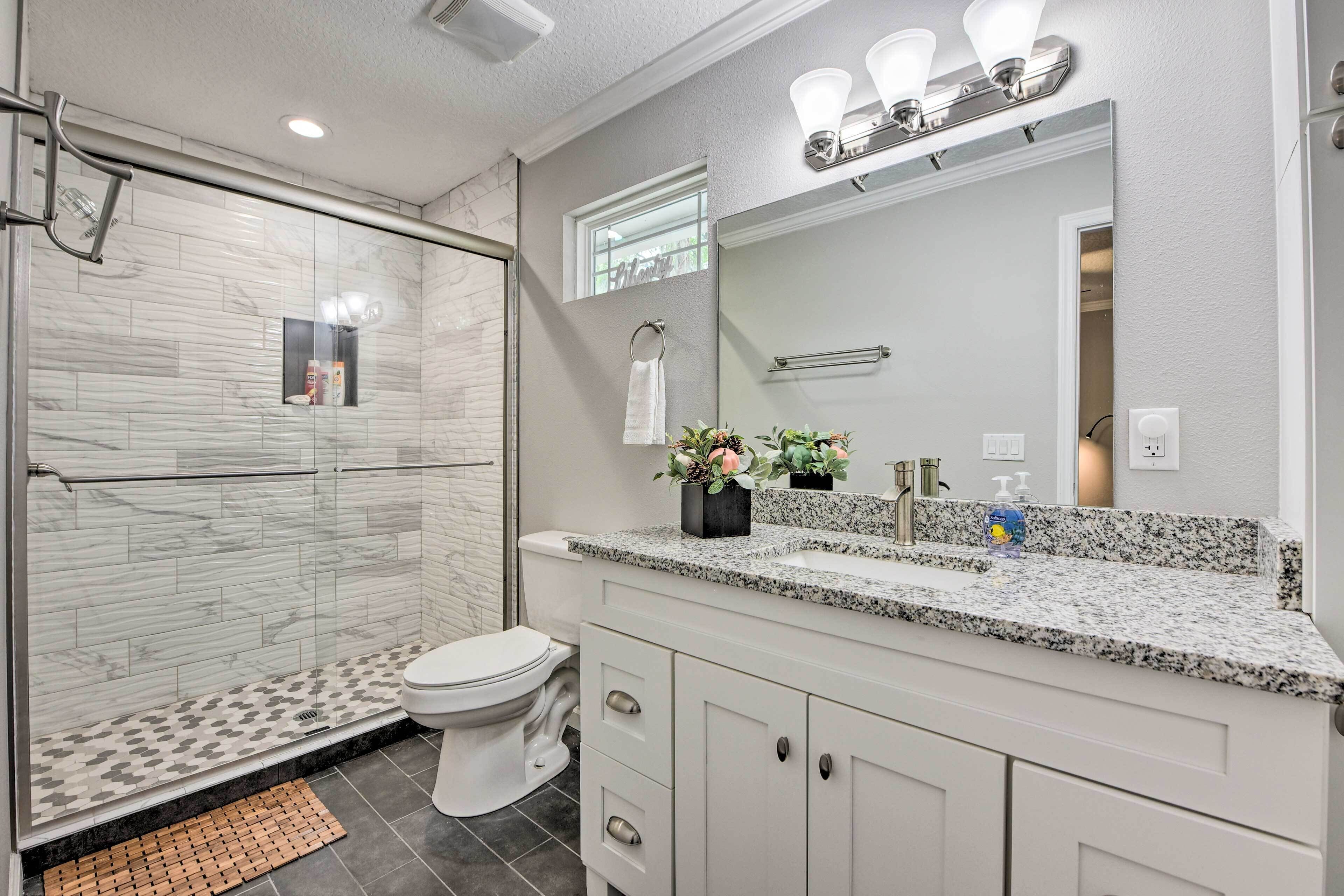 Kostenlose Toilettenartikel, Haartrockner, Handtücher