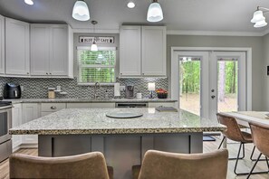 Fridge, microwave, stovetop, dishwasher - Serene Live Oak Home w/ Fire Pit by River + SOSMP! (Live Oak)