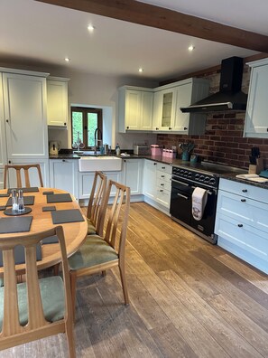 雪櫃、微波爐、焗爐、爐具