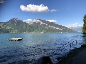 Un lac avec un quai et une montagne en arrière-plan.
