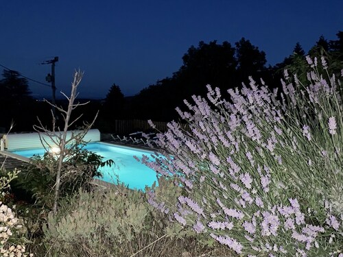 LE VIALLON - GITE LA GRENOUILLE - 50M² - TERRASSE DONNANT SUR PISCINE CHAUFFÉE