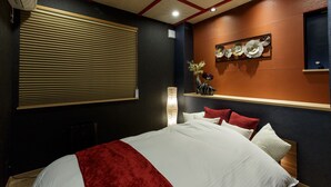 Ein modernes Schlafzimmer mit einem großen Bett, einem Fenster mit Jalousien, einer Wanduhr und einem dekorativen Regal mit Vasen.