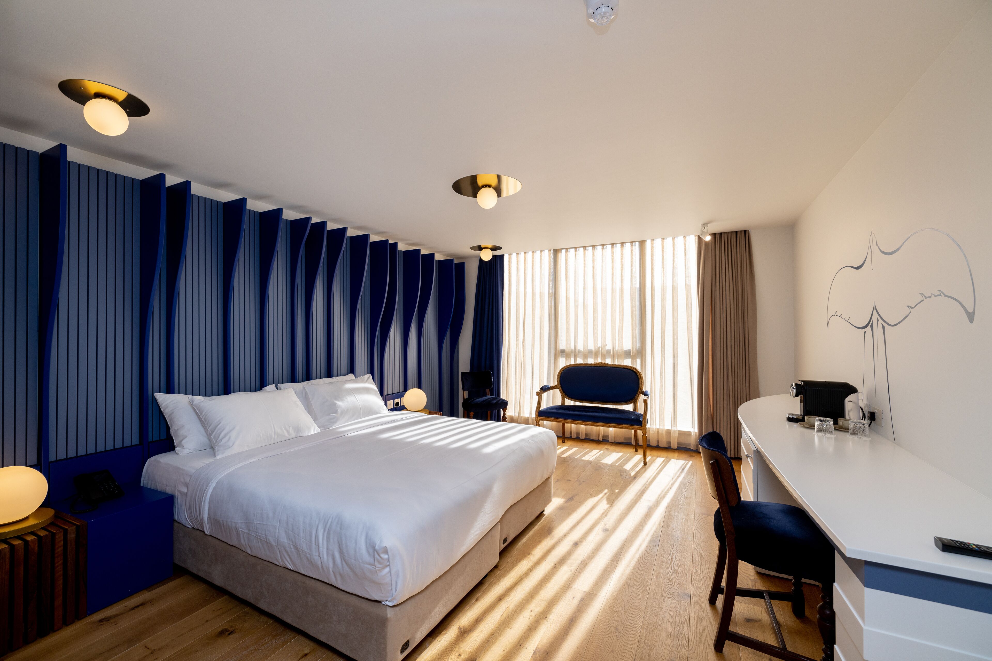 Deluxe King Room | Sengetøy av topp kvalitet, dundyner, memory foam-senger og minibar