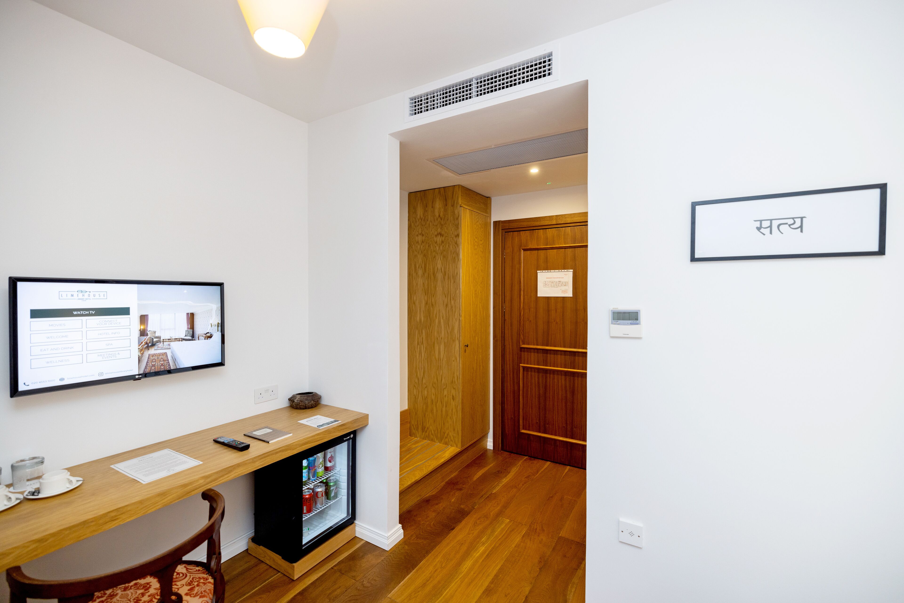 superior double room | bathroom | hydromassage showerhead, hair dryer, slippers, towels