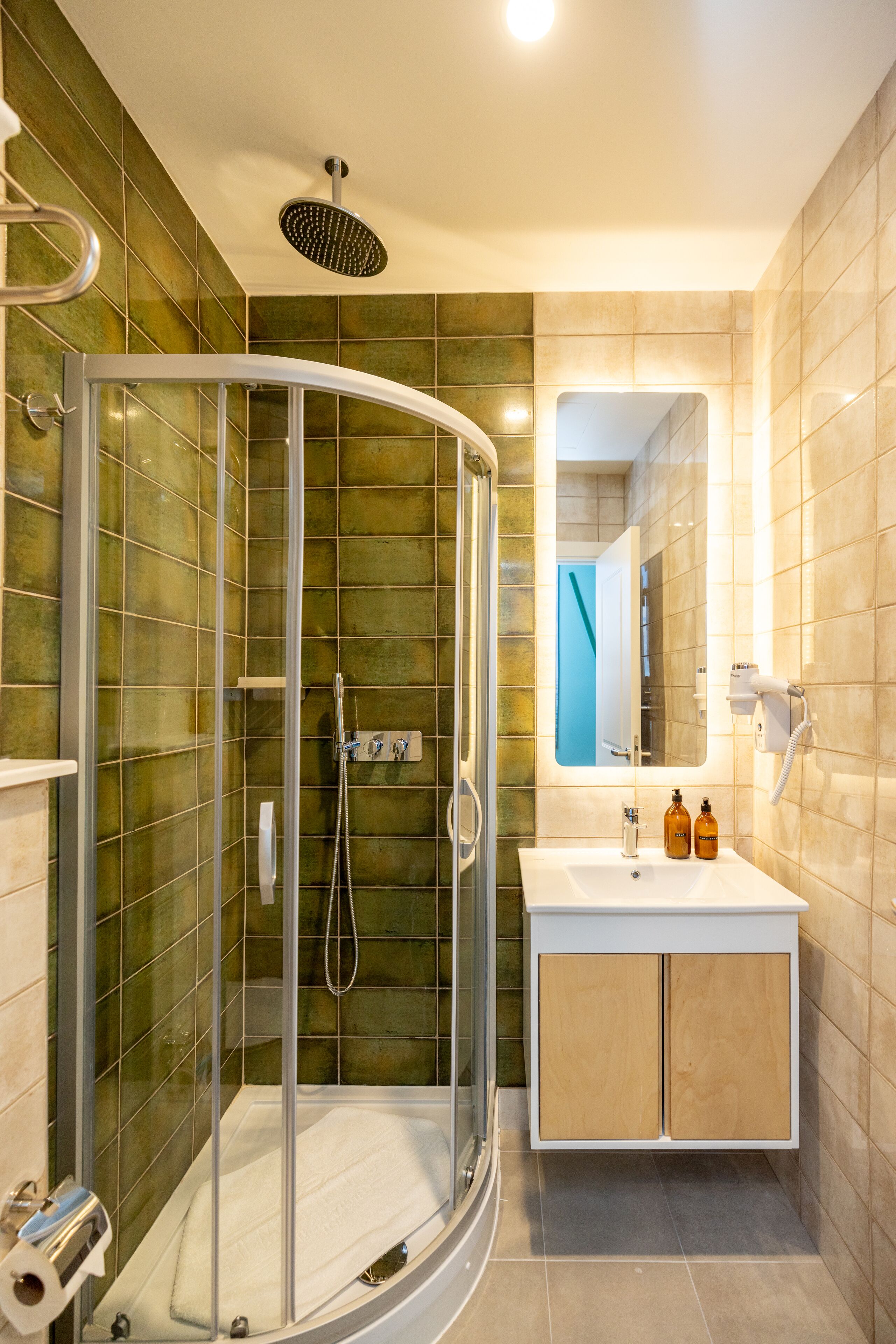 Superior Single Room | Bathroom | Hydromassage showerhead, hair dryer, slippers, towels