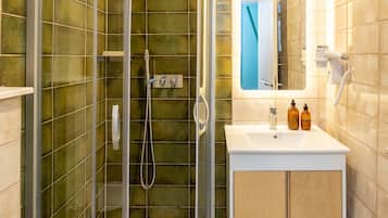 Superior Single Room | Bathroom | Hydromassage showerhead, hair dryer, slippers, towels