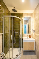 Superior-Einzelzimmer | Badezimmer | Hydromassagedusche, Haartrockner, Hausschuhe, Handtücher