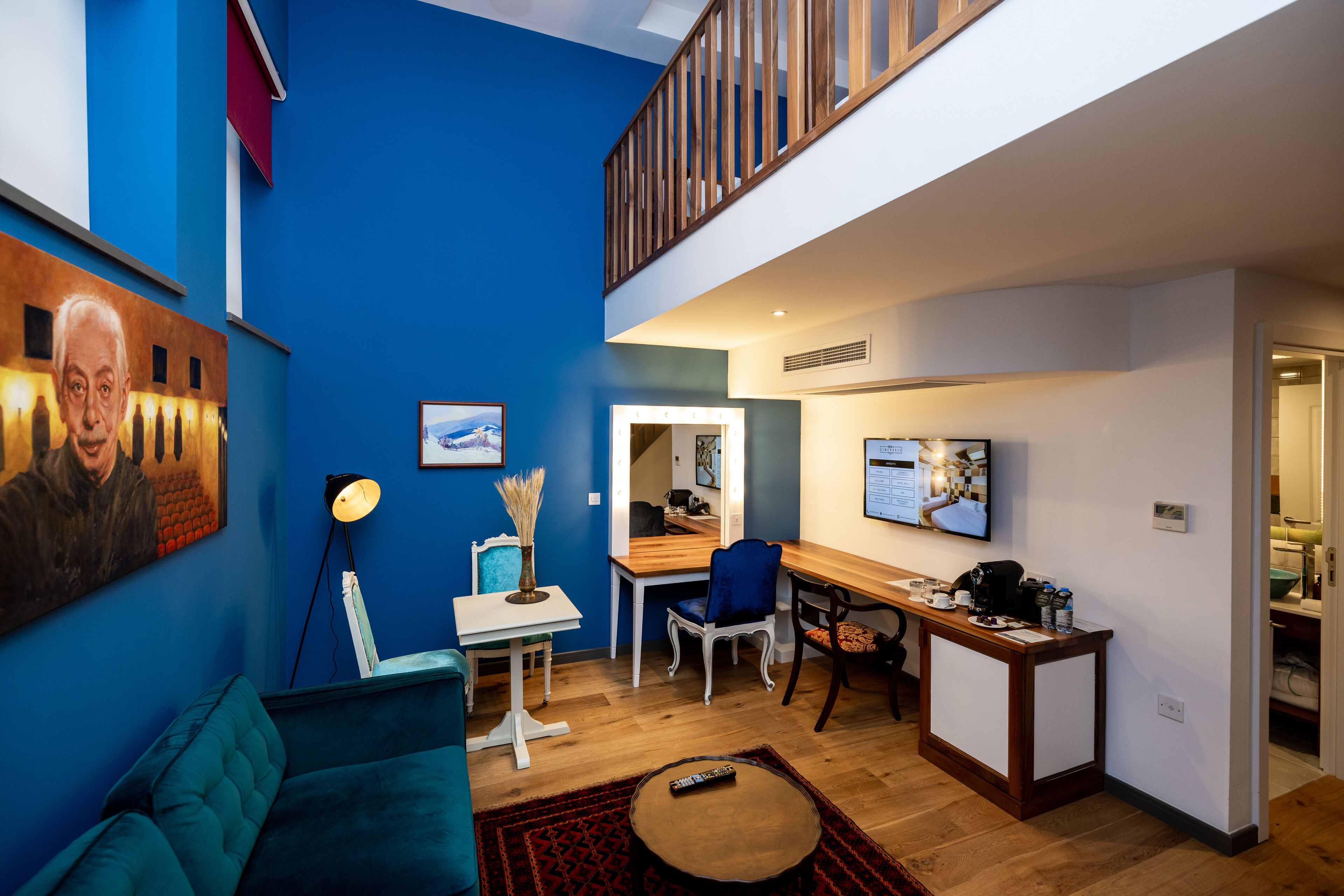 Toetasjesleilighet | Oppholdsområde | En 40-tommers smart-TV med Parabol-TV samt TV og filmkjøp