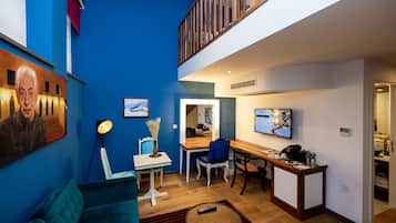 Toetasjesleilighet | Oppholdsområde | En 40-tommers smart-TV med Parabol-TV samt TV og filmkjøp