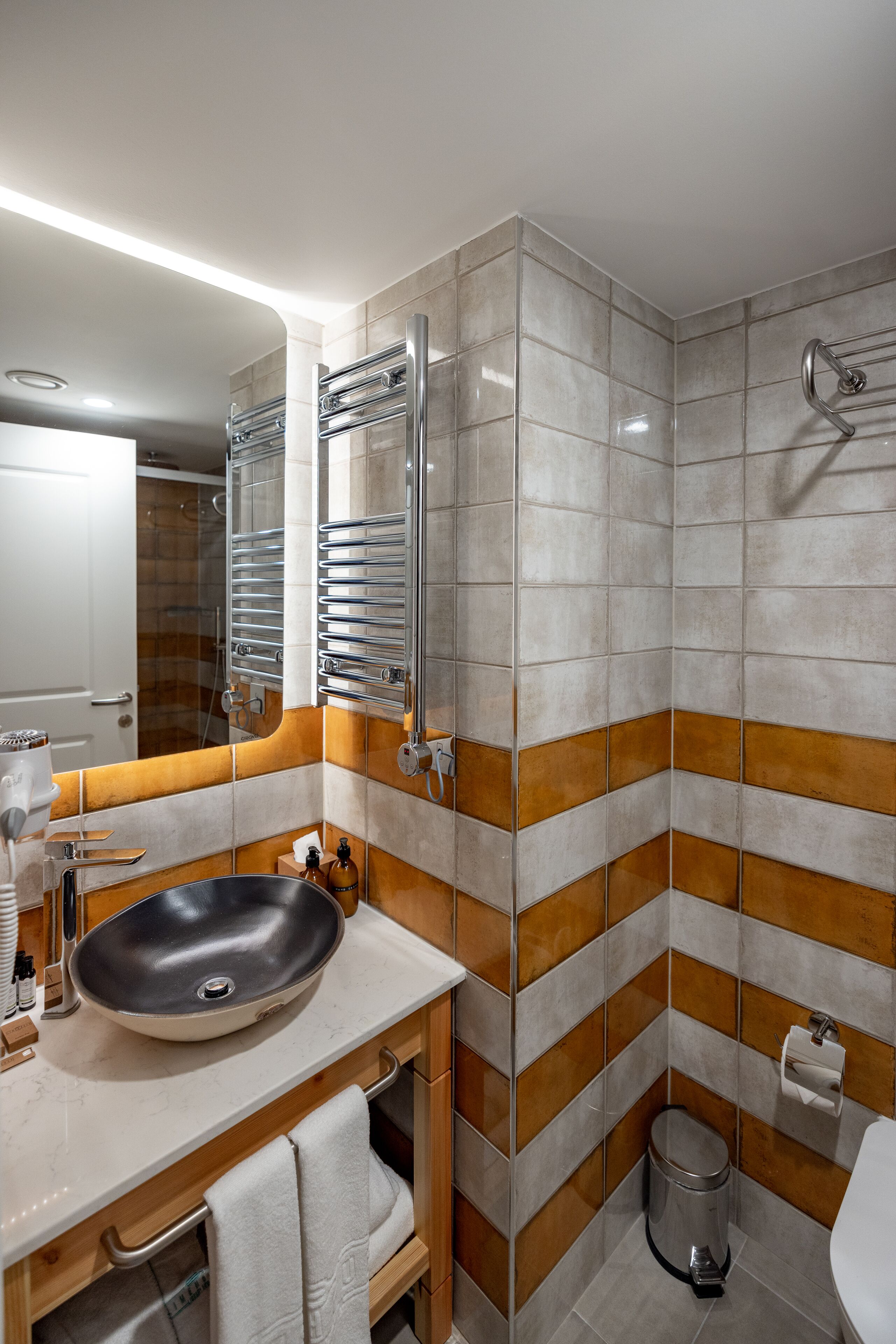 duplex | bathroom | hydromassage showerhead, hair dryer, slippers, towels