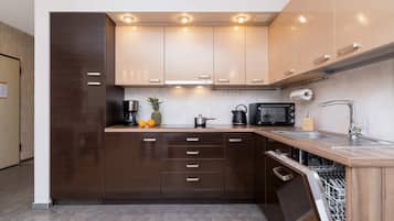 Fridge, stovetop, dishwasher, coffee/tea maker