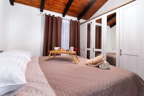 4 chambres, coffres-forts dans les chambres, fer et planche à repasser