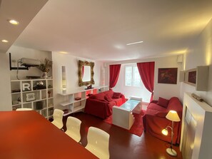 Televisie, een dvd-speler en een stereo