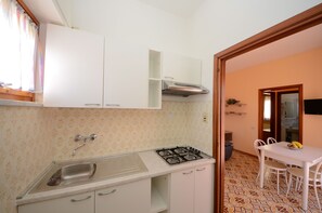 Fridge, stovetop, coffee/tea maker, highchair