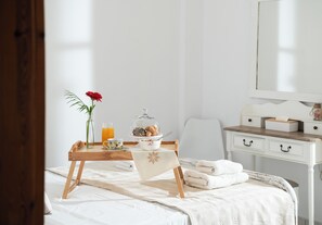 3 bedrooms, desk, soundproofing, iron/ironing board