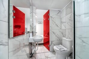Combined shower/bathtub, hair dryer, towels, soap - CITY CENTER STUDIOS I4 (Iraklio)
