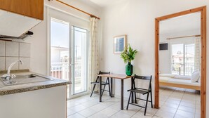 Une cuisine moderne équipée d’un évier et d’un coin repas avec une table et des chaises.