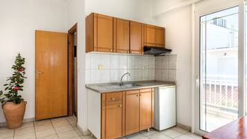 Economy Triple Room | Private kitchen | Mini-fridge, stovetop, cookware/dishes/utensils, cleaning supplies