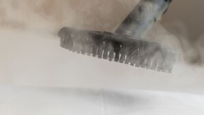 Gros plan d’un aspirateur doté d’un compartiment à poussière transparent.