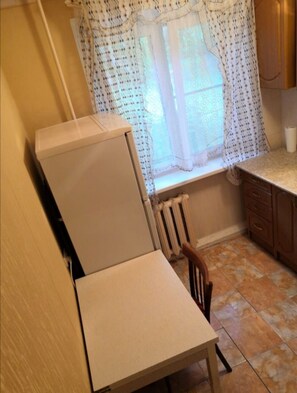 Condo económico | Cocina privada | Refrigerador, microondas, horno y parrilla de estufa 