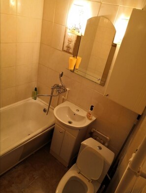 Condo económico | Baño | Tina, amenidades de baño gratuitas, secadora de cabello, jabón 