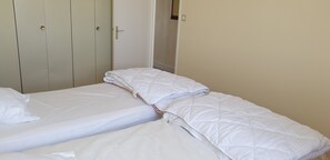 1 chambre, fer et planche à repasser