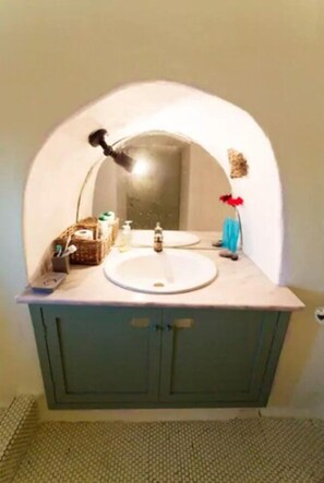 Casa tradicional, 1 habitación, vista al mar | Baño | Regadera, secadora de cabello, toallas 