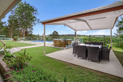 Bed and Breakfast with stunning rural views overlooking pool. Handy to town.