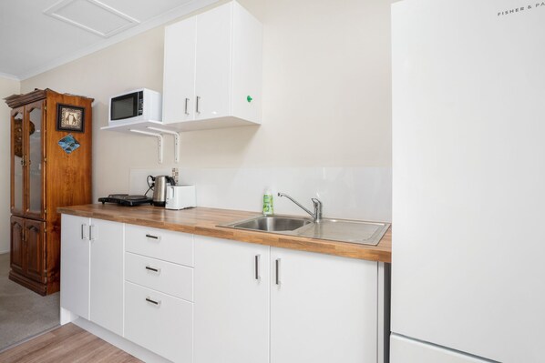 Jääkaappi, mikroaaltouuni, vedenkeitin, leivänpaahdin