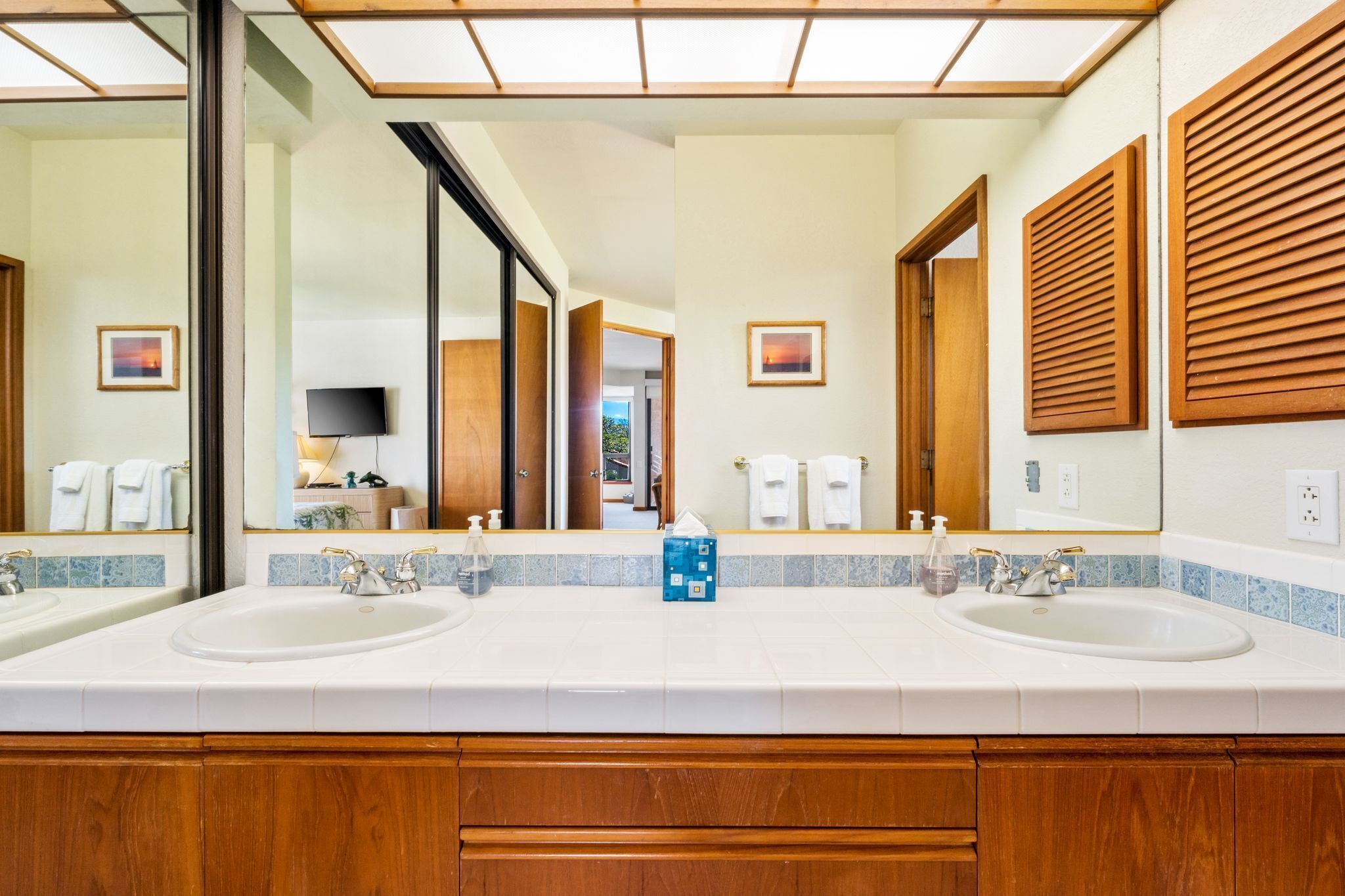 Combined shower/tub, hair dryer, towels