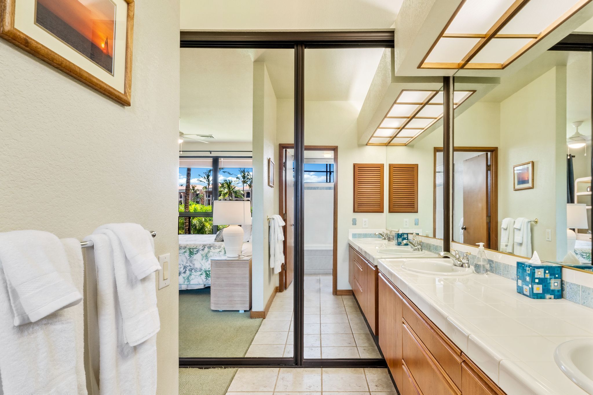 Combined shower/tub, hair dryer, towels