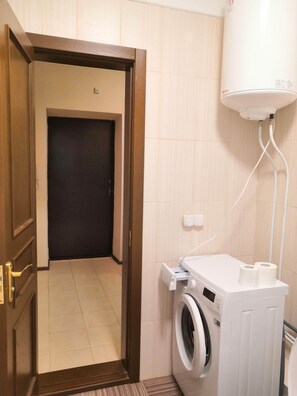Combined shower/bathtub