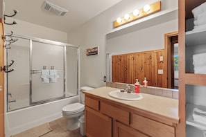 Combined shower/bathtub, hair dryer, towels - Ski in Ski out at Schweitzer Mountain Resort | Great Views | Cozy Condo (Sandpoint)