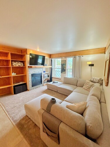 Ski in Ski out at Schweitzer Mountain Resort | Great Views | Cozy Condo