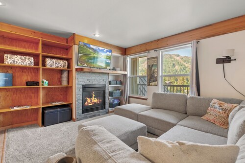Ski in Ski out at Schweitzer Mountain Resort | Great Views | Cozy Condo