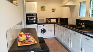 Een koelkast, een microgolfoven, een oven, een kookplaat