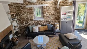 Televisie, een dvd-speler, boeken en een kantoor