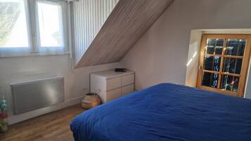 2 slaapkamers, een strijkplank/strijkijzer, reisbedje, gratis wifi