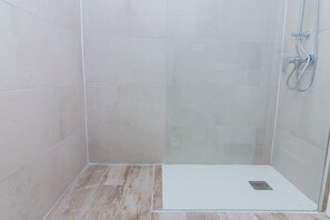 Bathtub, hair dryer, towels