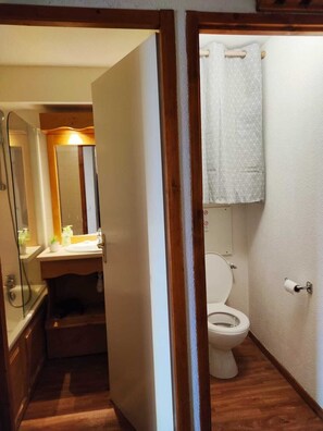 Bathtub, hair dryer