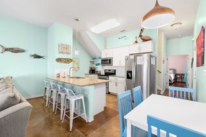 Fridge, microwave, oven, stovetop - Family Beach Retreat Sleeps 14 - Treasure Island (Port Aransas)