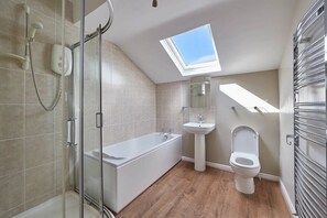 Baignoire, sèche-cheveux, serviettes fournies