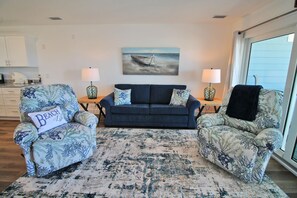 TV - SHORE BEATS WORK IS 500 STEPS TO BEACH! MODERN, IMMACULATE TOWNHOME! (Mexico Beach)