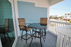 Outdoor dining - SHORE BEATS WORK IS 500 STEPS TO BEACH! MODERN, IMMACULATE TOWNHOME! (Mexico Beach)
