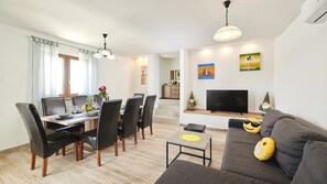 Una televisión, una chimenea